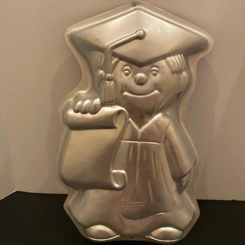 Wilton Proud Graduated Cake aluminum cake pan graduation 16x9”